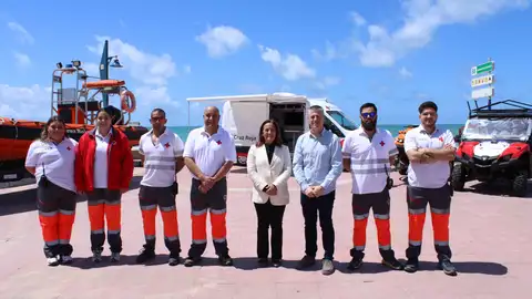 El equipo de Cruz Roja con la responsable de playas de Chiclana El equipo de Cruz Roja con la responsable de playas de Chiclana