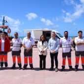El equipo de Cruz Roja con la responsable de playas de Chiclana