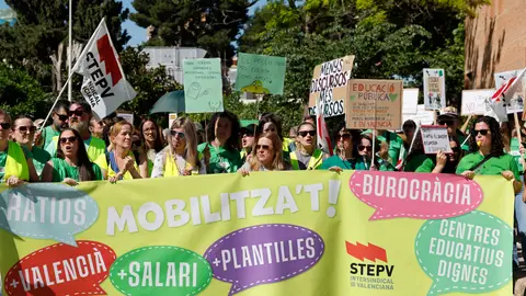 Profesores en huelga protestan durante la reunión entre la Conselleria de Educación y los sindicatos de docentes en la cuarta jornada de la huelga indefinida del profesorado de la Comunitat Valenciana. Profesores en huelga protestan durante la reunión entre la Conselleria de Educación y los sindicatos de docentes en la cuarta jornada de la huelga indefinida del profesorado de la Comunitat Valenciana.