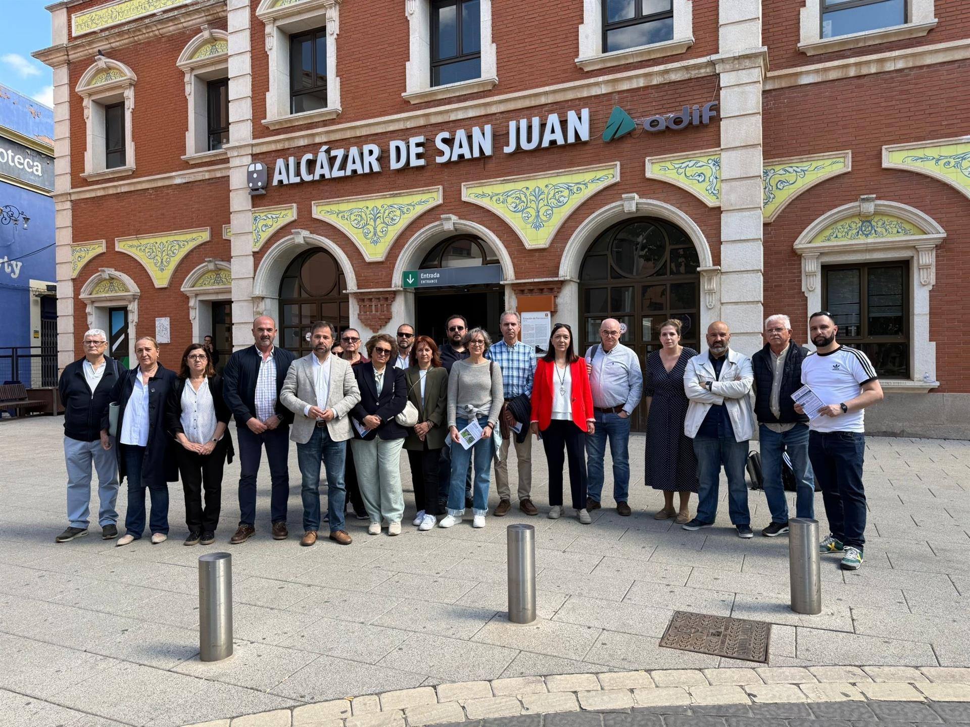 Plataformas del ferrocarril trasladan su "rotundo desacuerdo" ante palabras de Puente "descartando" que el AVE pase por Alcázar Plataformas del ferrocarril trasladan su "rotundo desacuerdo" ante palabras de Puente "descartando" que el AVE pase por Alcázar