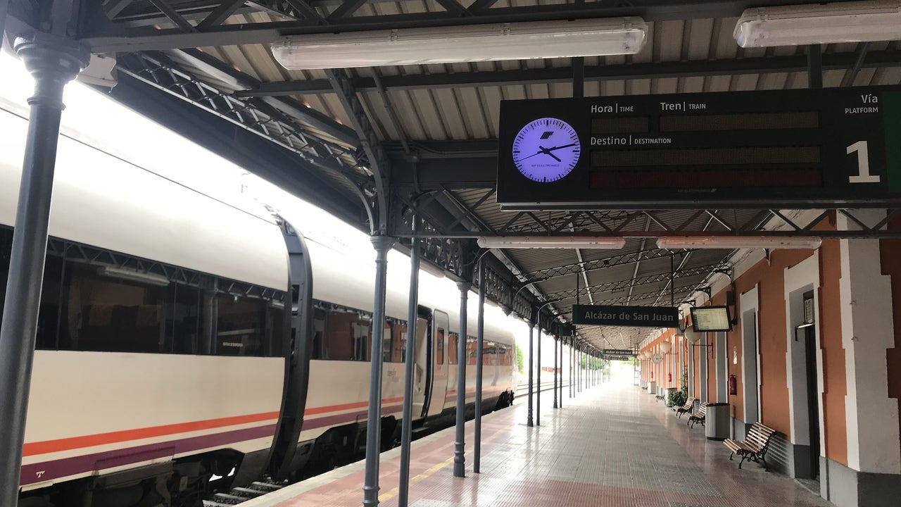 Page avisa a Puente de que C-LM va a "pelear" para que el trazado del AVE Madrid-Jaén pase por Alcázar de San Juan Page avisa a Puente de que C-LM va a "pelear" para que el trazado del AVE Madrid-Jaén pase por Alcázar de San Juan