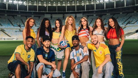 Shakira y sus bailarines en 'Dai Dai'