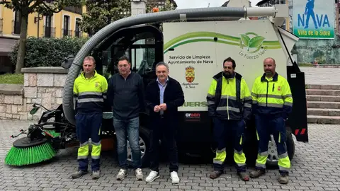 El alcalde, junto con varios operarios municipales El alcalde, junto con varios operarios municipales