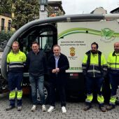 El alcalde, junto con varios operarios municipales