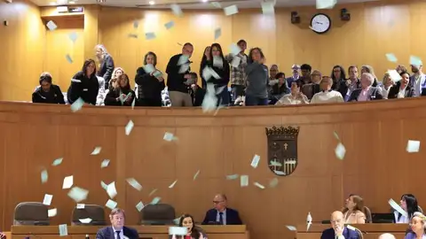 Colectivos en defensa de la escuela pública han lanzado octavillas en el pleno para rechazar las concertaciones Colectivos en defensa de la escuela pública han lanzado octavillas en el pleno para rechazar las concertaciones