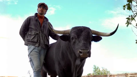 Chechu, dueño de la Finca Olivares, junto al toro Tamariz.