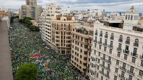 Manifestación del profesorado de la Comunitat Valenciana en la quinta jornada de su huelga indefinida, apoyada por todos los sindicatos, una movilización a la que se une el Sindicat d'Estudiants, que también ha convocado huelga para este viernes, mientras las negociaciones entre la Conselleria de Educación y los representantes sindicales se han aplazado al lunes por considerar estos que la propuesta de la Administración es insuficiente e inconcreta, y con la exigencia de tratar sobre la mejora salarial. Manifestación del profesorado de la Comunitat Valenciana en la quinta jornada de su huelga indefinida, apoyada por todos los sindicatos, una movilización a la que se une el Sindicat d'Estudiants, que también ha convocado huelga para este viernes, mientras las negociaciones entre la Conselleria de Educación y los representantes sindicales se han aplazado al lunes por considerar estos que la propuesta de la Administración es insuficiente e inconcreta, y con la exigencia de tratar sobre la mejora salarial.