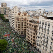  Manifestación del profesorado de la Comunitat Valenciana en la quinta jornada de su huelga indefinida, apoyada por todos los sindicatos, una movilización a la que se une el Sindicat d'Estudiants, que también ha convocado huelga para este viernes, mientras las negociaciones entre la Conselleria de Educación y los representantes sindicales se han aplazado al lunes por considerar estos que la propuesta de la Administración es insuficiente e inconcreta, y con la exigencia de tratar sobre la mejora salarial. 
