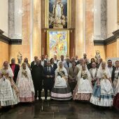 La corporación municipal junto con la reina y damas han asistido este viernes a la misa en honor a San Isidro en la Iglesia Arciprestal. 