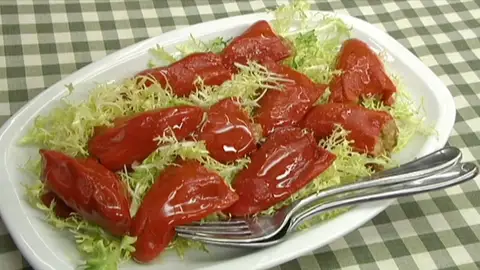 Piquillos rellenos en ensalada Piquillos rellenos en ensalada/ Robin Food