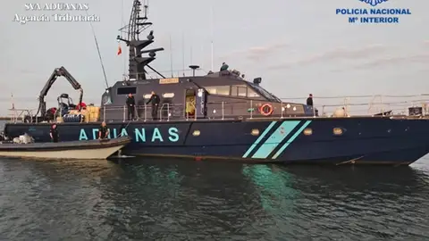 Una narcolancha embiste a una patrullera de Vigilancia Aduanera frente a la costa de Almería Una narcolancha embiste a una patrullera de Vigilancia Aduanera frente a la costa de Almería