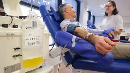 Un home durant la donació de plasma escoltant les explicacions d'una professional Un home durant la donació de plasma escoltant les explicacions d'una professional