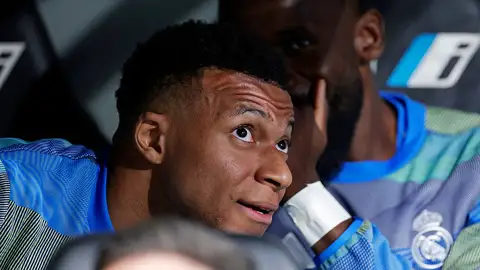 Mbappé en el banquillo durante el Real Madrid - Oviedo Mbappé en el banquillo durante el Real Madrid - Oviedo