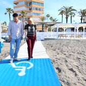Torrox adapta sus playas con nuevas zonas de sombra y accesos mejorados para personas con necesidades especiales