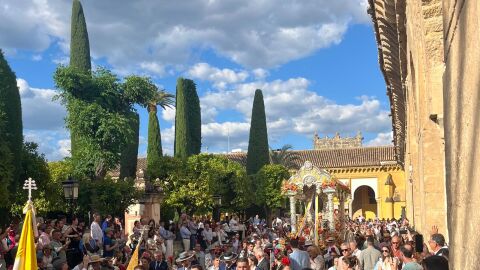 Salida de la hermandad del Roc&iacute;o de C&oacute;rdoba