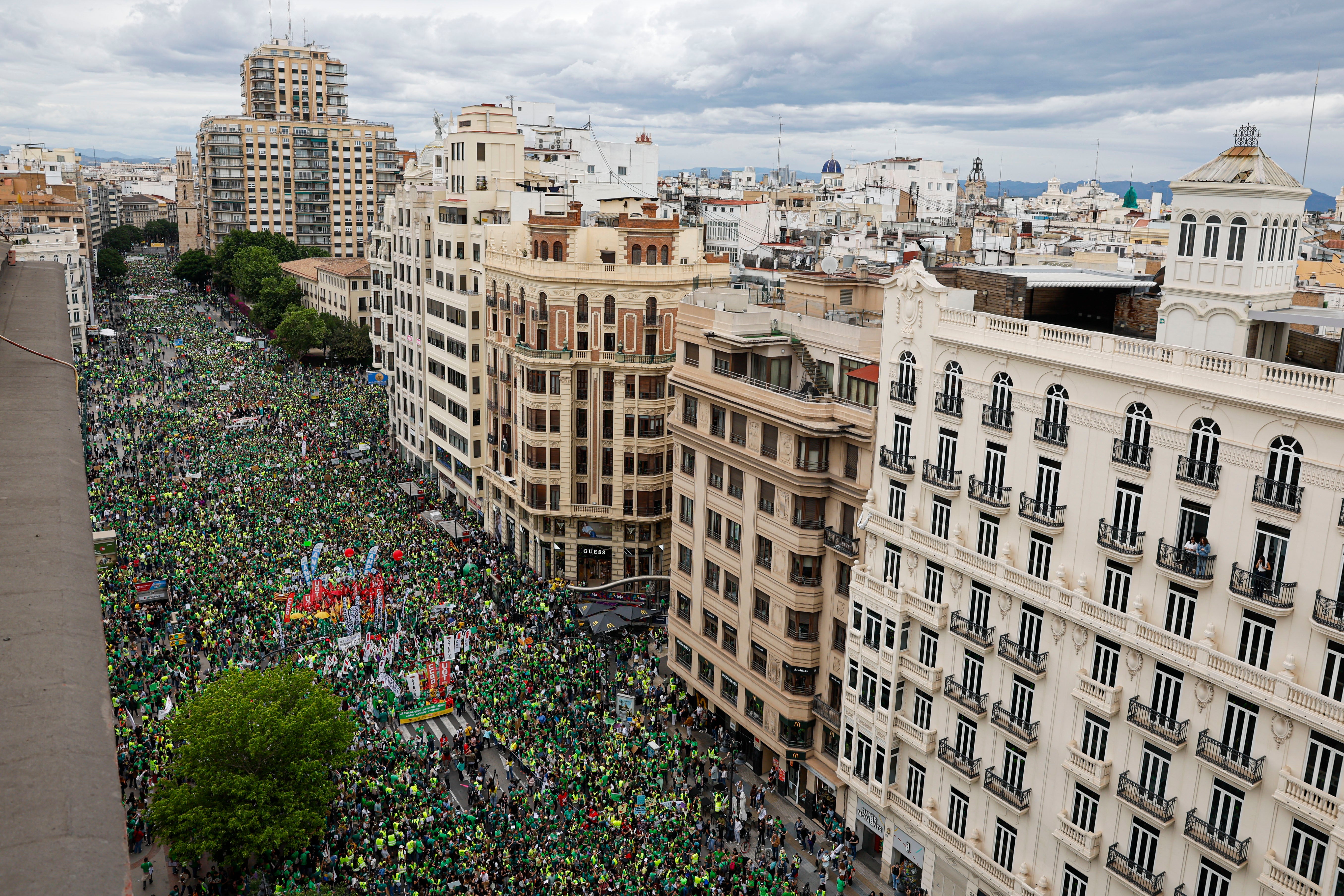 Una manifestación "unitaria" e "histórica" de docentes colapsa el centro de València Una manifestación "unitaria" e "histórica" de docentes colapsa el centro de València
