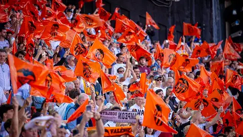 El Valencia no está salvado y jugará en San Sebastián para evitar jugarse la categoría contra el Barça en Mestalla El Valencia no está salvado y jugará en San Sebastián para evitar jugarse la categoría contra el Barça en Mestalla