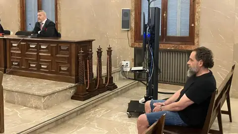 El acusado del crímen de la Colònia de Sant Jordi, este jueves en la Audiencia Provincial de Baleares durante la lectura del veredicto. El acusado del crímen de la Colònia de Sant Jordi, este jueves en la Audiencia Provincial de Baleares durante la lectura del veredicto.