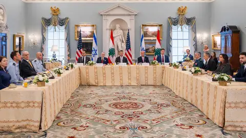 Fotografía tomada de la cuenta oficial de la red social X @statedeptspox del portavoz del Departamento de Estado de Estados Unidos, Tommy Pigott, de las delegaciones de Israel y el Líbano. Fotografía tomada de la cuenta oficial de la red social X @statedeptspox del portavoz del Departamento de Estado de Estados Unidos, Tommy Pigott, de las delegaciones de Israel y el Líbano.
