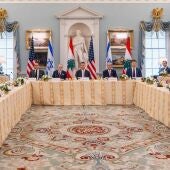 Fotografía tomada de la cuenta oficial de la red social X @statedeptspox del portavoz del Departamento de Estado de Estados Unidos, Tommy Pigott, de las delegaciones de Israel y el Líbano.