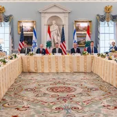 Fotografía tomada de la cuenta oficial de la red social X @statedeptspox del portavoz del Departamento de Estado de Estados Unidos, Tommy Pigott, de las delegaciones de Israel y el Líbano. Fotografía tomada de la cuenta oficial de la red social X @statedeptspox del portavoz del Departamento de Estado de Estados Unidos, Tommy Pigott, de las delegaciones de Israel y el Líbano.