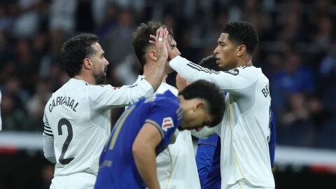  El brit&aacute;nico Jude Bellingham (d), del Real Madrid, celebra su gol