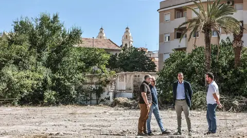 El alcalde de Elda, Rubén Alfaro, en la zona donde se instalará el aparcamiento público y gratuito. El alcalde de Elda, Rubén Alfaro, en la zona donde se instalará el aparcamiento público y gratuito.