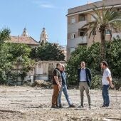 El alcalde de Elda, Rubén Alfaro, en la zona donde se instalará el aparcamiento público y gratuito. 