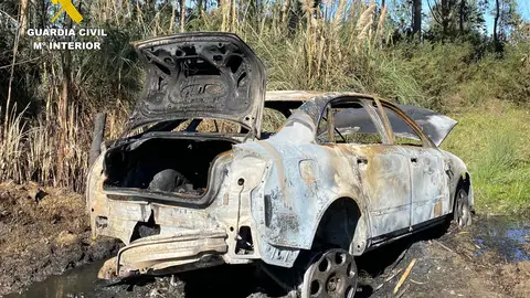 Uno de los coches calcinados Uno de los coches calcinados