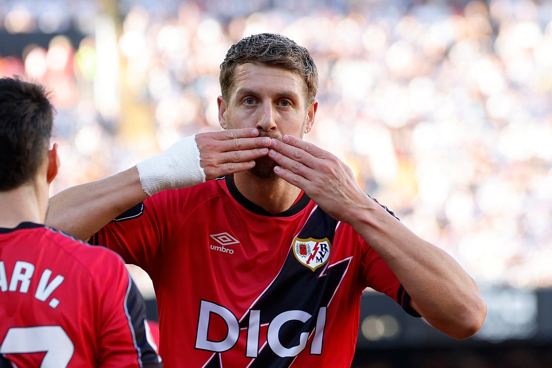 El Rayo se salva y el Girona se agarra a la permanencia El Rayo se salva y el Girona se agarra a la permanencia
