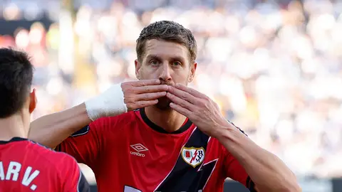 El Rayo se salva y el Girona se agarra a la permanencia El Rayo se salva y el Girona se agarra a la permanencia
