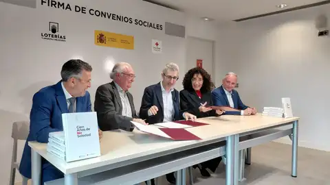 Un momento de la firma del convenio en la sede provincial de Cruz Roja Alicante Un momento de la firma del convenio en la sede provincial de Cruz Roja Alicante