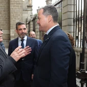 Carlos Velázquez con el deán de la catedral Primada de Toledo y el vicepresidente de la Diputación, Joaquín Romera. Carlos Velázquez con el deán de la catedral Primada de Toledo y el vicepresidente de la Diputación, Joaquín Romera.