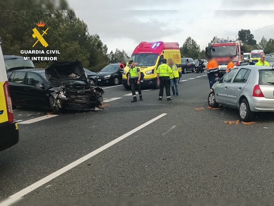 La Guardia Civil investiga al conductor que provocó un choque frontal al circular en sentido contrario en la A-7 La Guardia Civil investiga al conductor que provocó un choque frontal al circular en sentido contrario en la A-7