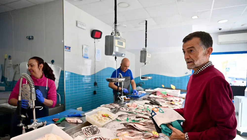 Antonio Maíllo en una pescadería de su barrio Antonio Maíllo en una pescadería de su barrio