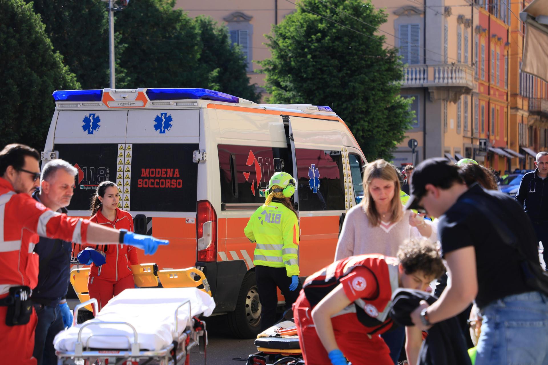 Varias personas heridas de gravedad tras un atropello múltiple en Módena (Italia) Varias personas heridas de gravedad tras un atropello múltiple en Módena (Italia)