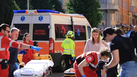 Servicios de emergencia atienden a las personas en Módena, Italia, tras un atropello múltiple Servicios de emergencia atienden a las personas en Módena, Italia, tras un atropello múltiple