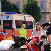 Servicios de emergencia atienden a las personas en Módena, Italia, tras un atropello múltiple