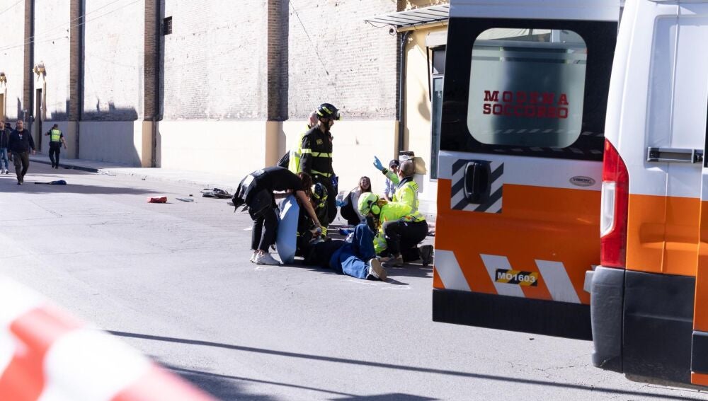 Servicios de emergencia atienden a una persona en la calle