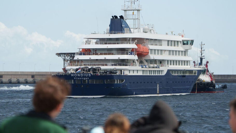 El crucero MV Hondius, afectado por varios casos de hantavirus, en el puerto de Granadilla de Abona 