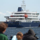 El crucero MV Hondius, afectado por varios casos de hantavirus, en el puerto de Granadilla de Abona 