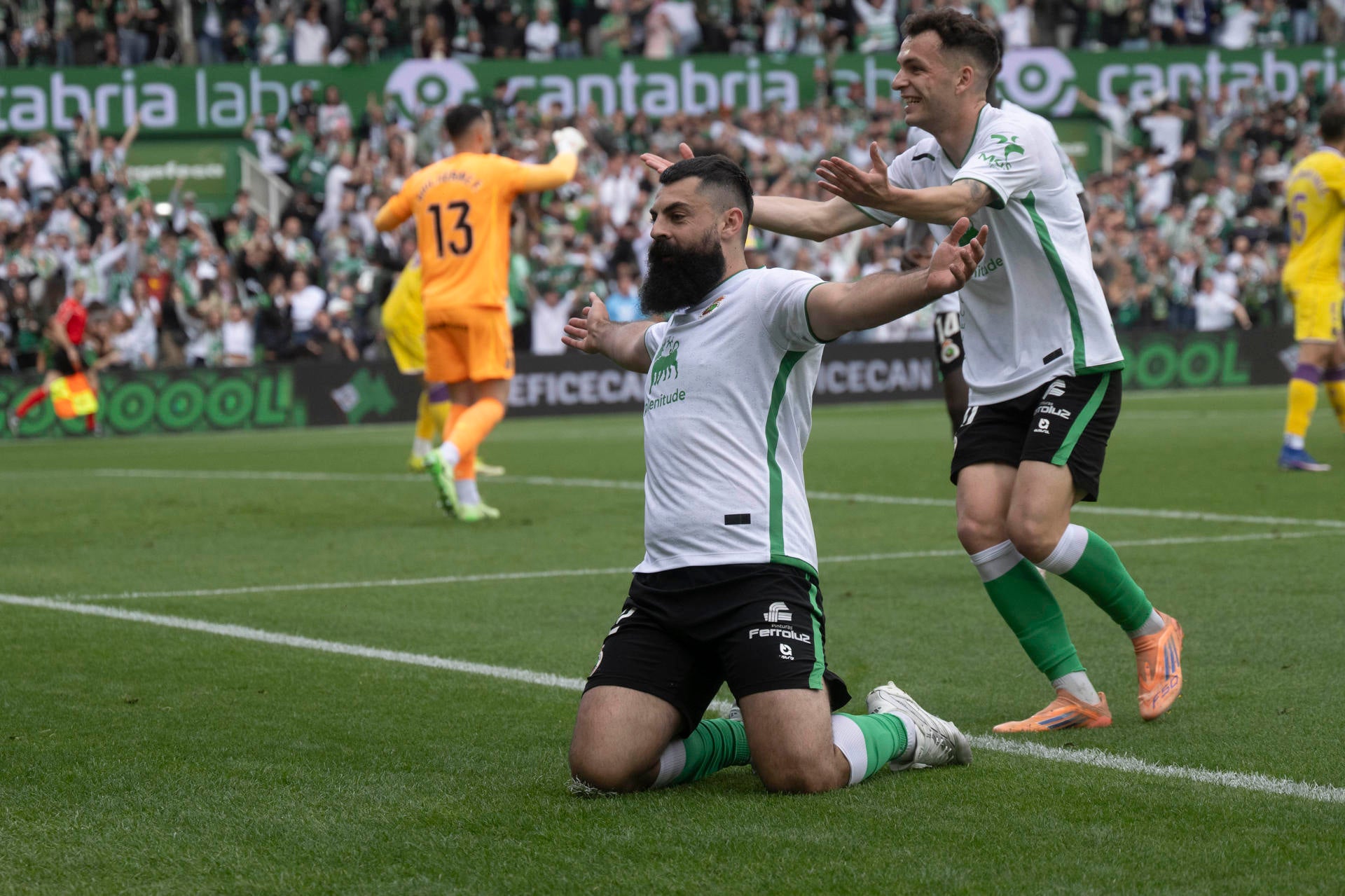 El delantero del Racing de Santander celebra su gol ante el Valladolid. El delantero del Racing de Santander celebra su gol ante el Valladolid.