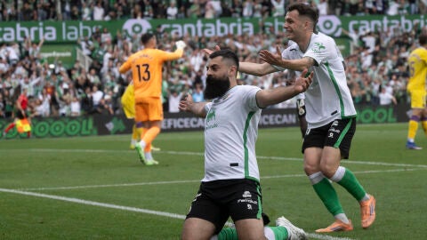El delantero del Racing de Santander celebra su gol ante el Valladolid. 