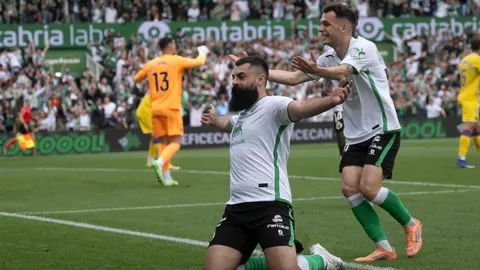 El delantero del Racing de Santander celebra su gol ante el Valladolid.