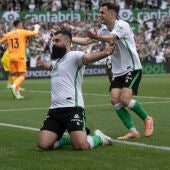 El delantero del Racing de Santander celebra su gol ante el Valladolid. 