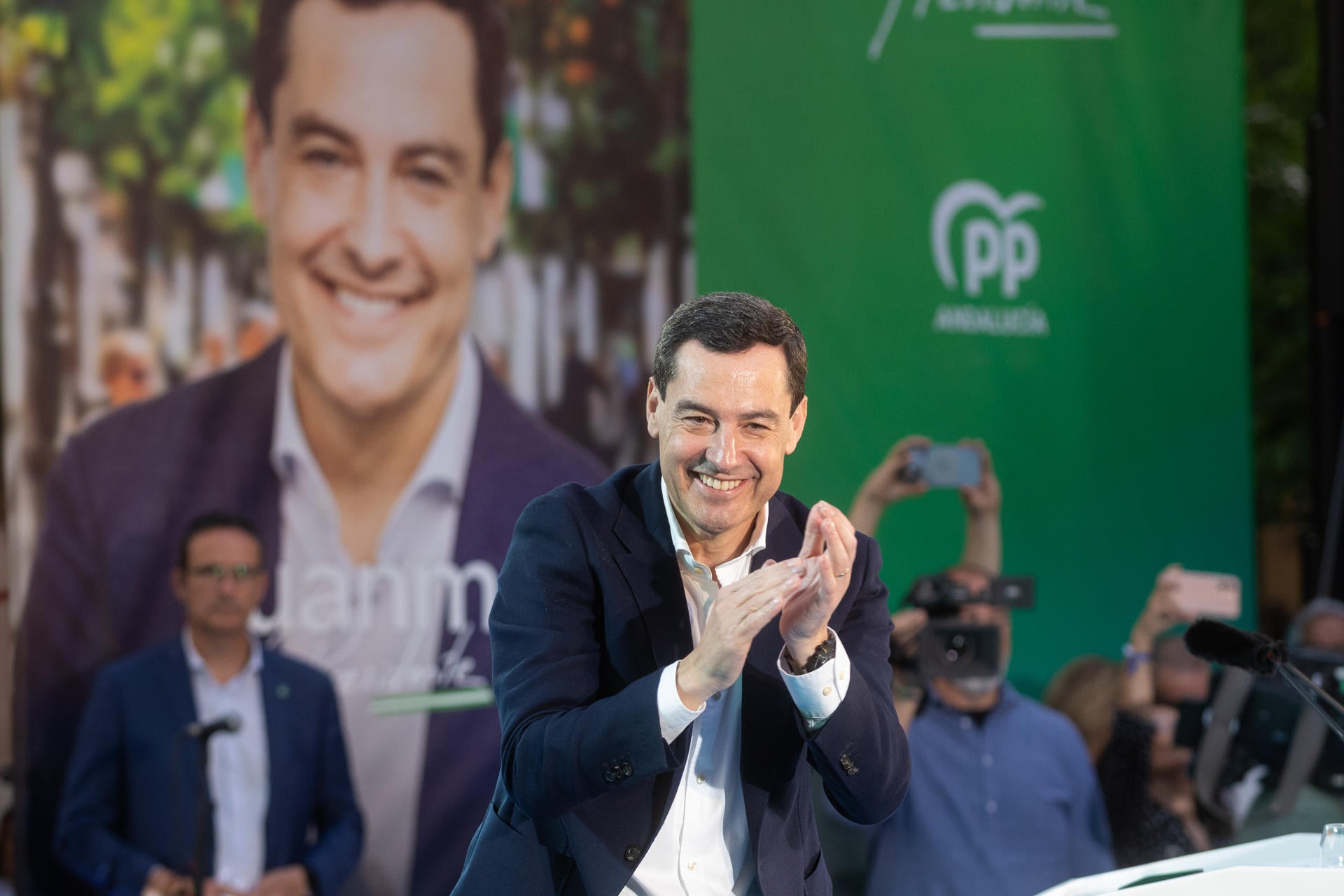 Bulos sobre las elecciones de Andalucía: del "playback" de Juanma Moreno a la retirada de carteles del PSOE Bulos sobre las elecciones de Andalucía: del "playback" de Juanma Moreno a la retirada de carteles del PSOE