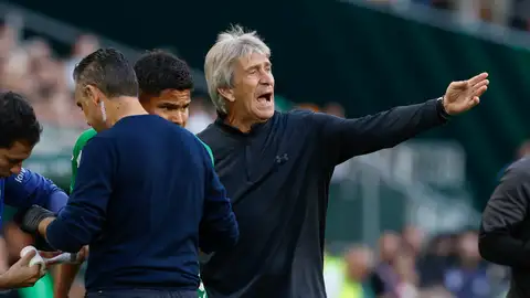 El entrenador del Betis, Manuel Pellegrini, durante el partido de LaLiga de fútbol que Real Betis y Elche CF disputaron este martes en el estadio de La Cartuja El entrenador del Betis, Manuel Pellegrini, durante el partido de LaLiga de fútbol que Real Betis y Elche CF disputaron este martes en el estadio de La Cartuja