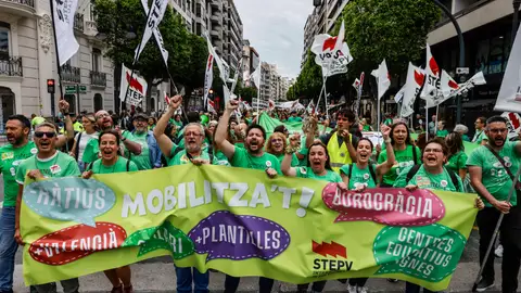 Nueva manifestación por la huelga indefinida en la educación pública no universitaria en la Comunitat Valenciana Miles de personas protestan durante una nueva manifestación por la huelga indefinida en la educación pública no universitaria en la Comunitat Valenciana, a 15 de mayo de 2026, en Valencia, Comunidad Valenciana (España). La educación pública no universitaria inició el pasado 11 de mayo una huelga indefinida convocada por STEPV, CCOO, UGT y CSIF, con apoyo de ANPE y otros sindicatos. El paro afecta a unos 78.000 docentes de Infantil, Primaria, Secundaria, Bachillerato y FP y repercute en más de...