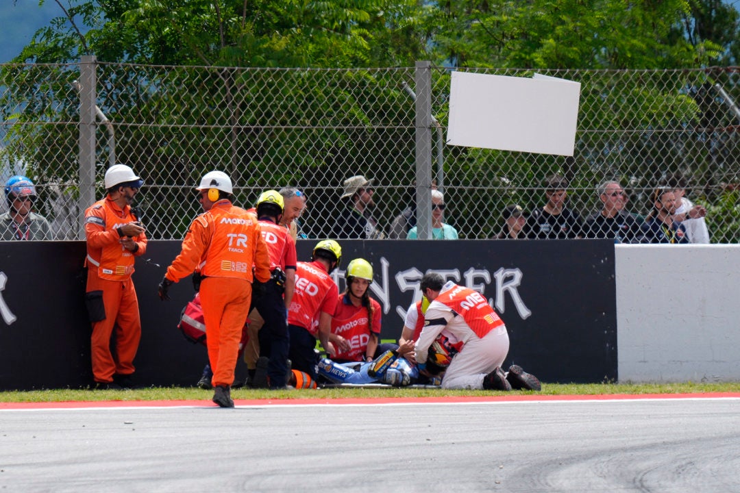 Grave accidente de Álex Márquez en Montmeló: el piloto sufre una fractura marginal y la clavícula rota Grave accidente de Álex Márquez en Montmeló: el piloto sufre una fractura marginal y la clavícula rota