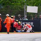El piloto español de Moto GP Álex Márquez del equipo BK8 Gresini Racing es atendido por sanitarios y miembros del circuito